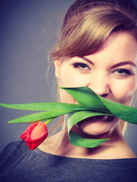 Gelukkig meisje bijten bloem. — Stockfoto