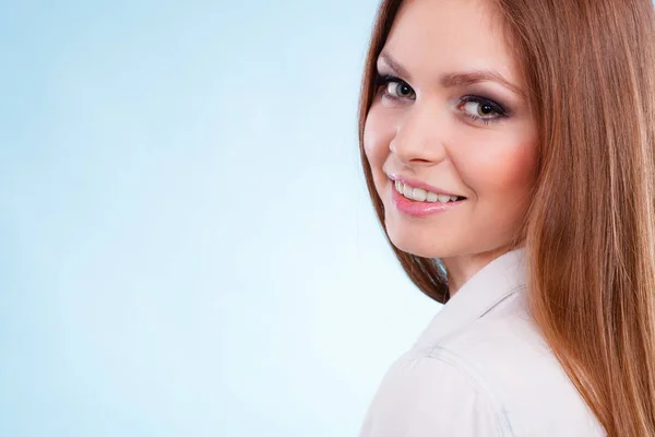 Precioso retrato de mujer joven glamorosa . — Foto de Stock