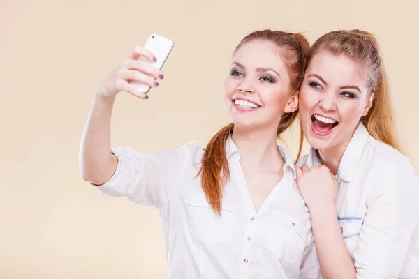 Amigos estudante meninas tomando auto foto com telefone inteligente — Fotografia de Stock