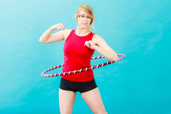 Fit mulher com hula hoop fazendo exercício — Fotografia de Stock