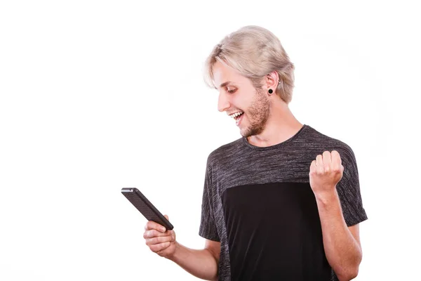 Gelukkig man met mobiele telefoon lezen bericht — Stockfoto