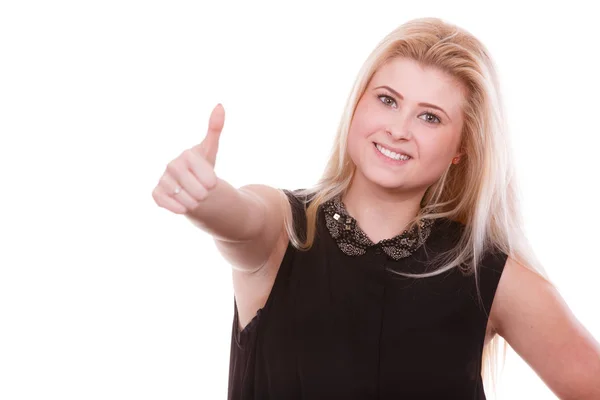 Sorrindo mulher loira fazendo polegar para cima gesto — Fotografia de Stock