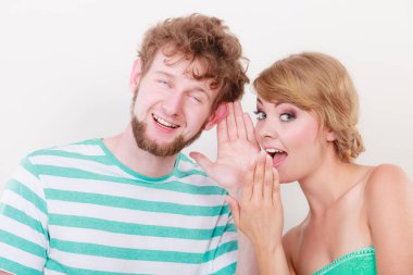 Kadın şaşkın bir adam bazı sırları söylüyorum