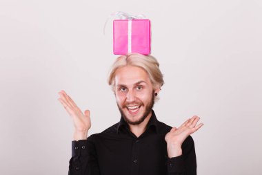 adam kafasına pembe hediye kutusu ile