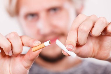 Genç adam bir sigara kırılıyor