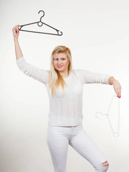 Blonde woman holding clothes hanger — Stock Photo, Image