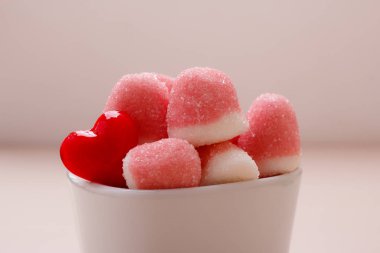 Pembe reçel veya marshmallow ile şeker kabın içinde