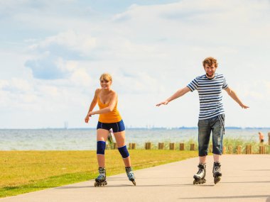 Dışarıda paten süren genç bir çift.