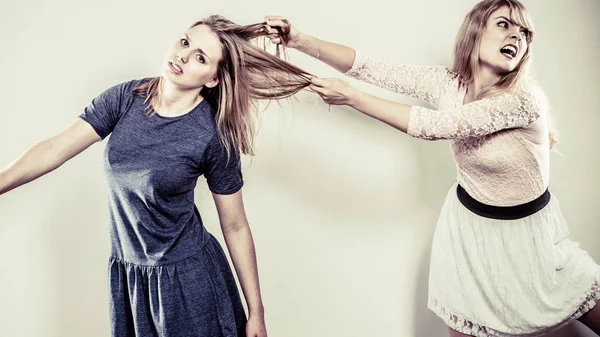 Mujeres locas agresivas peleando entre sí . — Foto de Stock