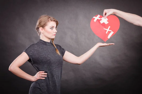 Trauriges Paar hält gebrochenes Herz. — Stockfoto