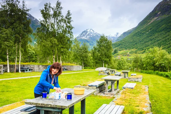 Mujer viajera almorzar en la naturaleza en montañas noruegas — Foto de Stock