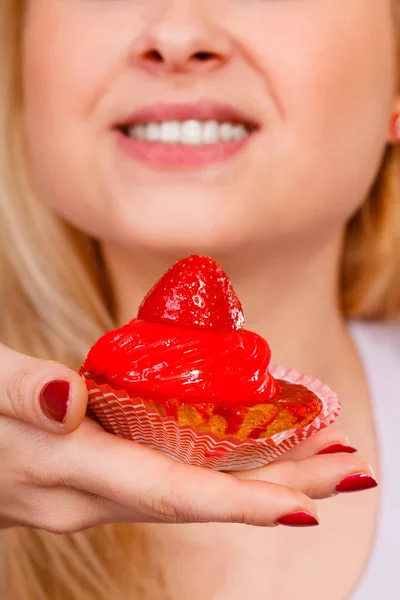 Mulher segurando doce cupcake de morango — Fotografia de Stock