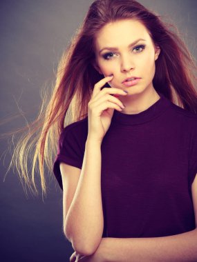 Karanlıkve saçlı çekici esmer kadın