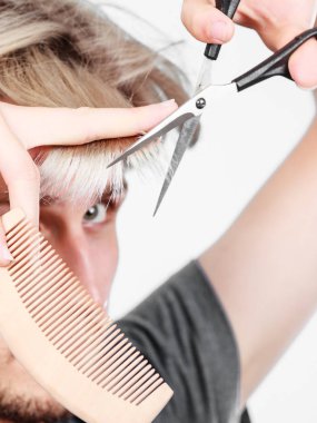 Adam makas ve tarak yeni saç modeli oluşturma