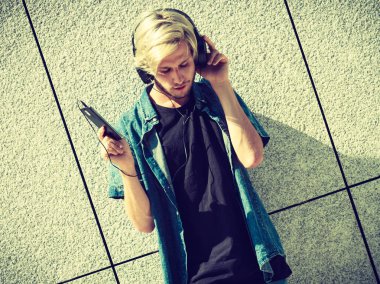 Kulaklık ile hippi adam dinleme müzik