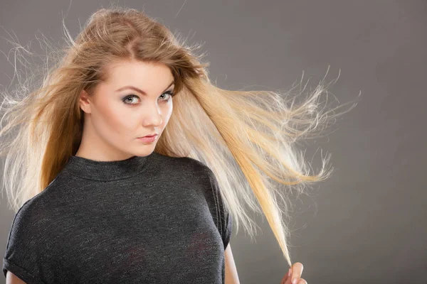 Mujer rubia atractiva con el pelo soplado por el viento —  Fotos de Stock