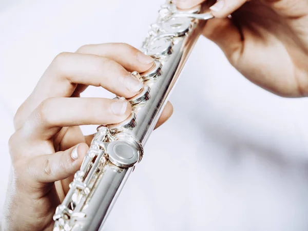 Rukou mladého muže hrát na příčnou flétnu — Stock fotografie