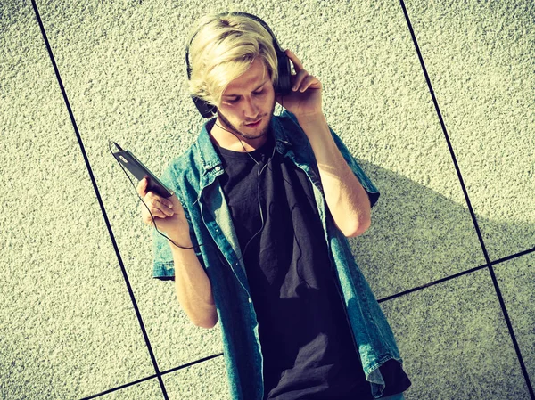 Kulaklık ile hippi adam dinleme müzik