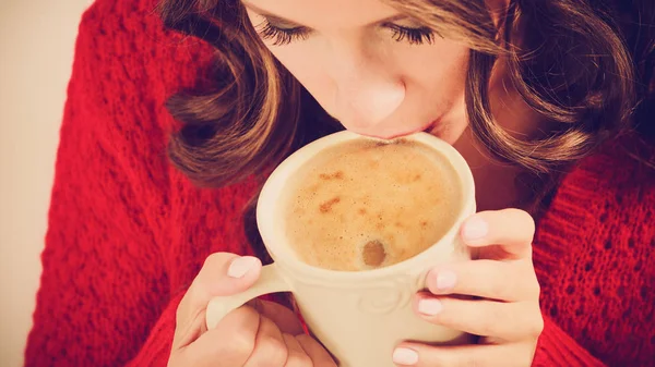 Chica suéter rojo sostiene taza con café —  Fotos de Stock