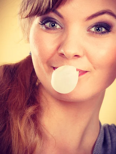 Blondes Mädchen kaut Kaugummi und macht Luftballon. — Stockfoto
