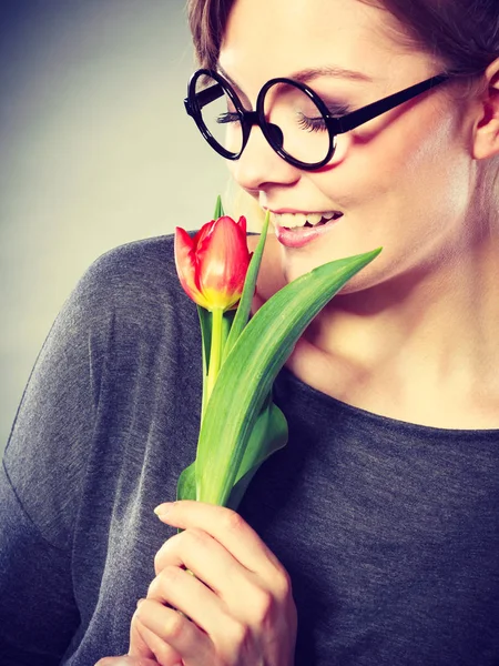 Mulher encantadora cheirando flor sentir paz . — Fotografia de Stock