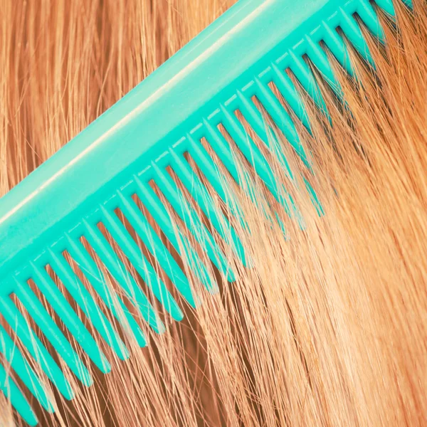 Primo piano del pettine verde nei capelli rossi . — Foto Stock