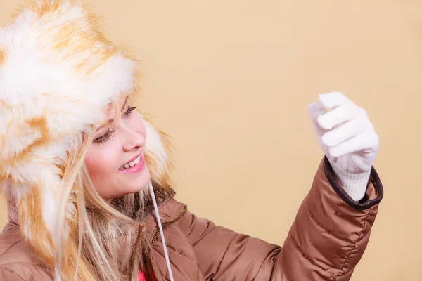 Blond kvinna i varma furry vintermössa — Stockfoto