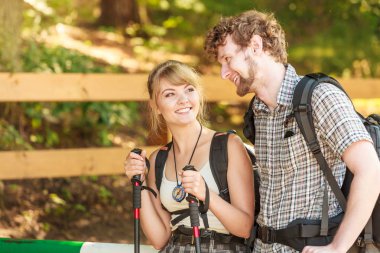 Orman iz derbeder çift backpackers hiking