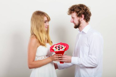 Şeker demet çiçek ile bir çift gördüm. Aşk.