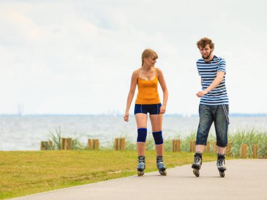 Dışarıda paten süren genç bir çift.