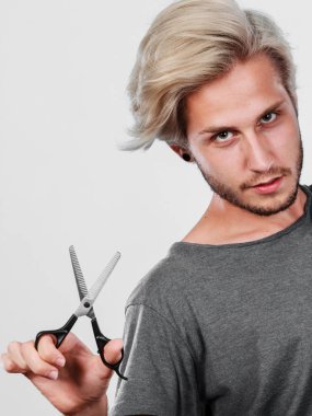 Adam texturizing veya inceltme makası makas ile kesme