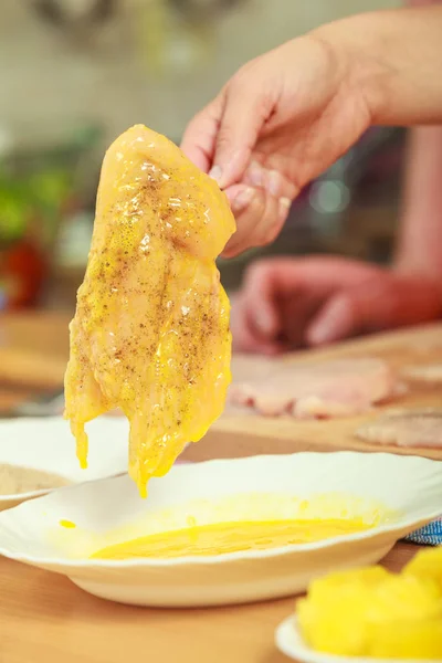 Voorbereiding van de maaltijd van gepaneerd kip schnitzels — Stockfoto