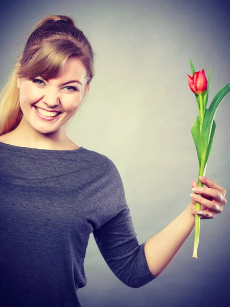 Uśmiechem kobieta z kwiatem. — Zdjęcie stockowe