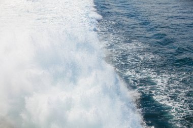 Su üzerinde feribot yelken sonra iz