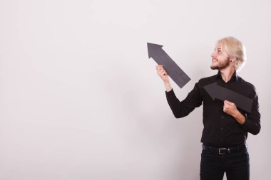 Aynı yönde iki oklar tutan adam