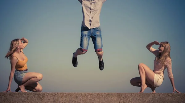 Grupo de amigos chico dos niñas relajarse al aire libre — Foto de Stock