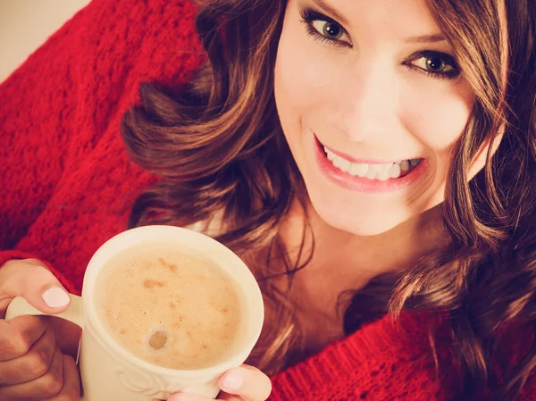 Девушка красный свитер держит кружку с кофе — стоковое фото