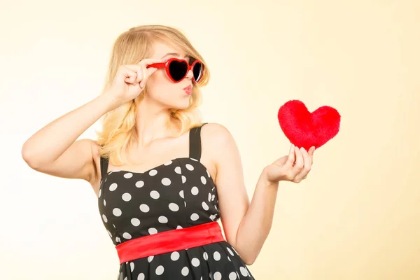 Mulher segurando símbolo de amor coração vermelho — Fotografia de Stock