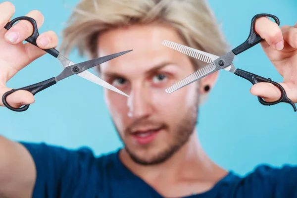 Homem com tesoura para corte de cabelo — Fotografia de Stock