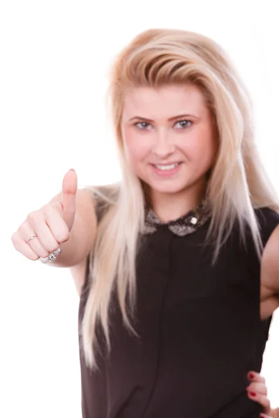 Lachende blonde vrouw duim omhoog gebaar maken — Stockfoto