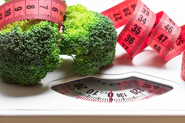 Broccoli med måttband på vikt skala. Bantning — Stockfoto