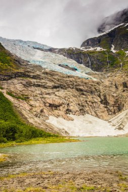 Boyabreen Buzulu ve Norveç'te Gölü