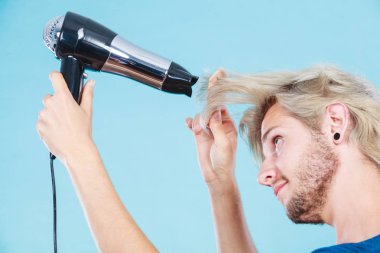 Saç kurutma makinesi ile trendy adam