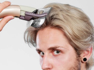 Uzun saçlarını tıraş edecek adam