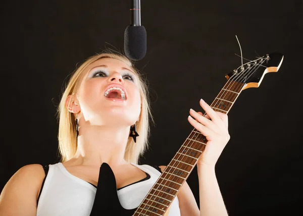 Kobieta gra na gitarze elektrycznej i śpiew — Zdjęcie stockowe
