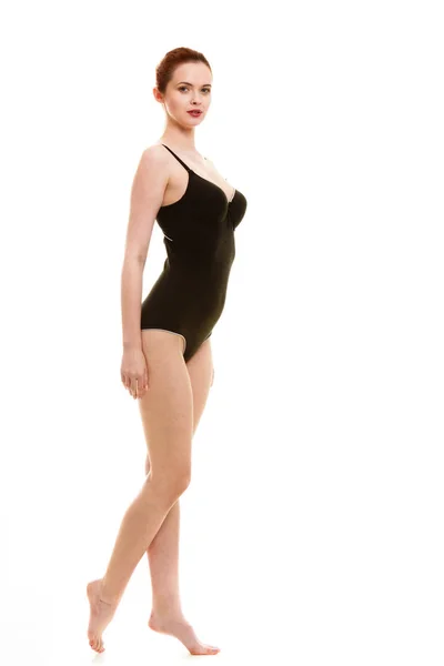 Aantrekkelijke vrouw in zwarte zwembroek stijl ondergoed — Stockfoto