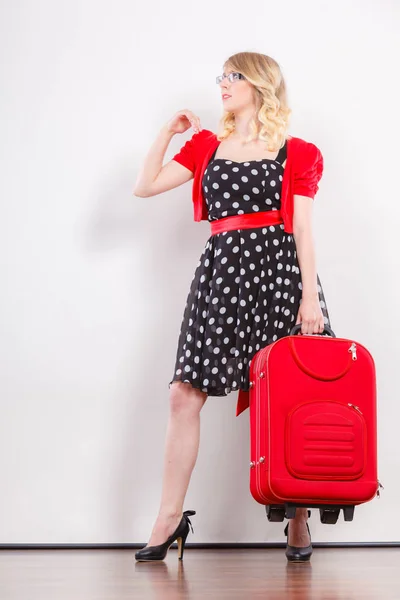 Elegante mujer de moda con maleta roja —  Fotos de Stock