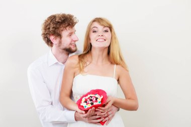 Mutlu çift şeker demet çiçekler ile. Aşk.