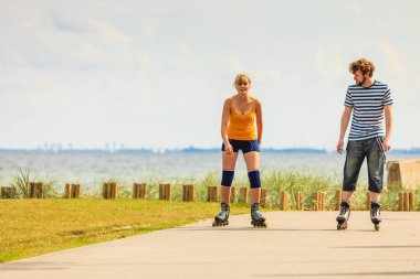 Dışarıda paten süren genç bir çift.