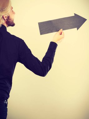 kara ok sağ işaret tutan adam